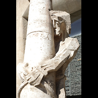 Barcelona, La Sagrada Familia, Säule der Geißelung Jesu - dahinter das Evangeliumsportal