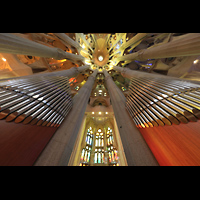 Barcelona, La Sagrada Familia, Chorraum mit Chororgel mit Blick ins Vierungsgewölbe