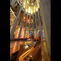 Barcelona, La Sagrada Familia, Spieltisch mit Chororgel und Chorraum
