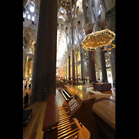 Barcelona, La Sagrada Familia, Spieltisch mit Blick ins Langhaus und den Baldachin des Mittelaltars mit Kreuz