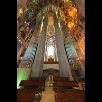 Barcelona, La Sagrada Familia, Rückseitger Chororgelprospekt mit Blick ins Chorgewölbe und Langhaus