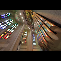 Barcelona, La Sagrada Familia, Chorumgang mit rückseitgem Chororgelprospekt und bunten Lichtreflexionen