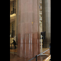 Barcelona, La Sagrada Familia, Verschiedene Baumaterialien an einer der tragenden Vierungssäulen