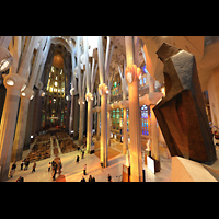 Barcelona, La Sagrada Familia, Blick von der hinteren Empore in die Basilika - rechts: Figur des Hl. Georg