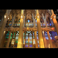 Barcelona, La Sagrada Familia, Bunte Glasfenster im nordöstlichen Lamghaus (Geburtsfassade)