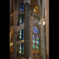 Barcelona, La Sagrada Familia, Bunte Glasfenster an der Vierung im nordöstlicher Richtung