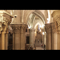 Barcelona, La Sagrada Familia, Abgang zur Krypta mit Blick auf die Krypta-Orgel und die Kapitelle der Säulen