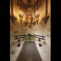 Barcelona, La Sagrada Familia, Grab Gaudís in der Kapelle des Berges Karmel mit der Jungfrau von Karmel