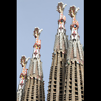 Barcelona, La Sagrada Familia, Spitzen der Passionstürme mit bunten Mosaiken