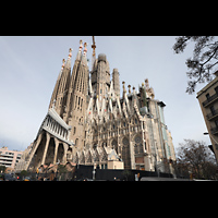 Barcelona, La Sagrada Familia, Außenansicht von der Plaça de la Sagrada Familia - rechts die noch unfertige Glorienfassade