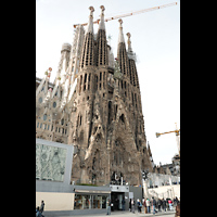 Barcelona, La Sagrada Familia, Geburtsfassade mit Krippentürmen - dahinter die im Bau befindlichen Aposteltürme