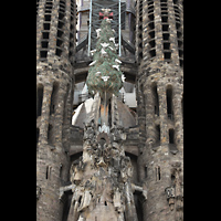 Barcelona, La Sagrada Familia, Jesus-Anagramm, darüber der Lebensbaum