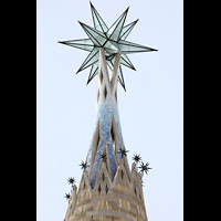 Barcelona, La Sagrada Familia, Spitze des 138 m hohen Marienturms mit beleuchtetem Stern
