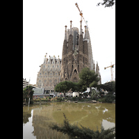 Barcelona, La Sagrada Familia, Blick von der Carrer de Lepant über den Plaça de Gaudí auf die Basilika