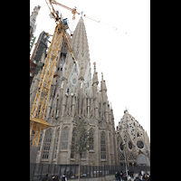 Barcelona, La Sagrada Familia, Apsis mit Marienturm und westl. Sakristei - Ansicht von der Carrer de Provença