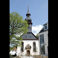 Wirsberg, St. Johannis, Frontalansicht der Kirche mit Hauptportal und Turm