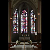 Braunschweig, St. Katharinen, Bunte Glasfenster und Hochaltar im Chor