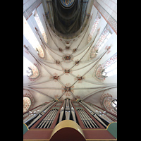 Schöningen am Elm, St. Lorenz, Blick auf den Orgelprospekt ins Gewölbe