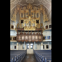 Celle, Stadtkirche St. Marien, Innenraum in Richung Orgel (beleuchtet)