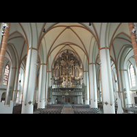 Lüneburg, St. Johannis, Innenraum in Richtung Orgel (beleuchtet)
