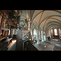 Lüneburg, St. Johannis, Seitlicher Blick auf die Hauptorgel und in die Kirche