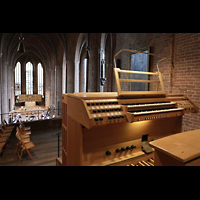 Hannover, Marktkirche St. Georgii et Jacobi, Seitlicher Blick über den Spieltisch der Chor-Ensembleorgel in die Kirche