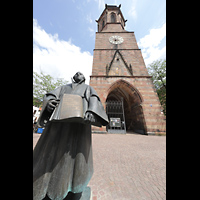 Landau, Stiftskirche, Statue Martin Luthers vor dem Kirchturm