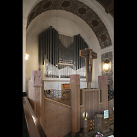 Worms, Lutherkirche, Blick von der Seitenempore zur Orgel und auf den Altarbereich