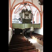 Hinte (Ostfriesland), Reformierte Kirche, Blick von der Kanzel zur Orgel - links die Mechanik der Uhr