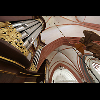 Norden, St. Ludgeri, Seitlicher Blick vom Spieltisch auf die Orgel und ins Langhaus