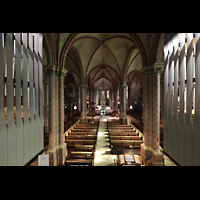 Papenburg, St. Antonius, Blick von der Orgelempore zwischen den Orgeltürmen in die Kirche