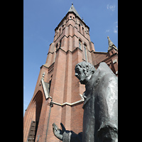Papenburg, St. Antonius, Bronzefigur des Heiligen Antonius mit Kirchturm