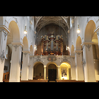 Regensburg, Niedermünster, Innenraum in Richtung Orgel (beleuchtet)