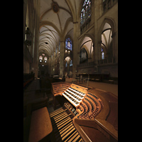 Regensburg, Dom St. Peter, Blick vom Spieltisch ins nördliche Seitenschiff mit Orgel und Langhaus