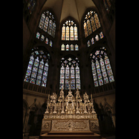 Regensburg, Dom St. Peter, Chorraum mit silbernem Hochaltar und bunten Glasfenstern von 1300-1330