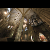 Regensburg, Dom St. Peter, Blick über die Orgel ins Vierungsgewölbe und Langhaus