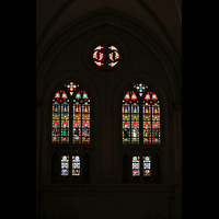 Regensburg, Dom St. Peter, Bunte Glasfenster in der Westwand