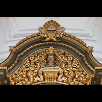 Altötting, Basilika St. Anna, Schnitzwerk mit Putto auf dem Mittelteil des Gehäuses