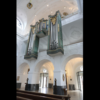 Altötting, Basilika St. Anna, Orgelempore mit vorgelagertem 32'-Pedalprospekt und Rückpositiv