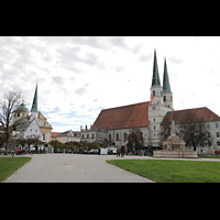 Altötting, Stiftskirche St. Philippus und Jakobus, Blick vom Kapellplatz zur Stiftskirche
