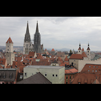 Regensburg, Neupfarrkirche, Blick vom Turm der Dreieinigkeitskirche zum Dom (links) und zur Neupfarrkirche (rechts)