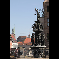 Nrnberg (Nuremberg), St. Sebald, Blick vom Tugendbrunnen auf dem Lorenzer Platz nach St. Sebald und zur Kaiserburg