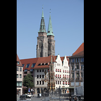 Nrnberg (Nuremberg), St. Sebald, Blick vom Hauptmarkt zum Schnen Brunnen und auf die Trme von St. Sebald