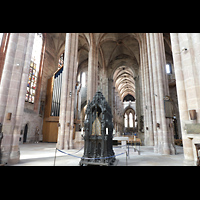 Nrnberg (Nuremberg), St. Sebald, Blick vom Chorraum ins Langhaus mit Westchor, auf das Sebaldusgrab und zur Orgel