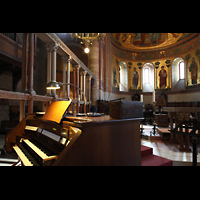 Modena, Duomo San Geminiano, Spieltisch und Blick in den Chorraum