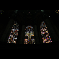 Milano (Mailand), Duomo di Santa Maria Nascente, Bunte Fenster mit Glasmalerei im Chor