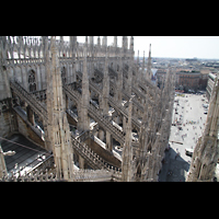 Milano (Mailand), Duomo di Santa Maria Nascente, Blick über die Fialen des nördlichen Seitenschiffs auf dem Piazza del Duomo