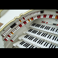 Berlin, Musikinstrumenten-Museum, Linke Registerstaffel am Spieltisch der Wurlitzer-Orgel