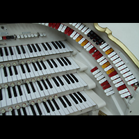 Berlin, Musikinstrumenten-Museum, Rechte Registerstaffel am Spieltisch der Wurlitzer-Orgel