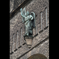 Saarbrcken, St. Michael, Skulptur des Erzengels Michael an der Fassade